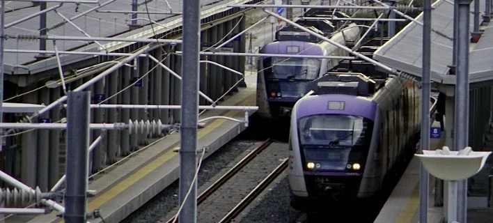 Επιασαν άνδρα επ΄ αυτοφόρω να προκαλεί ζημιές στον προαστιακό -Δίωξη για κακούργημα